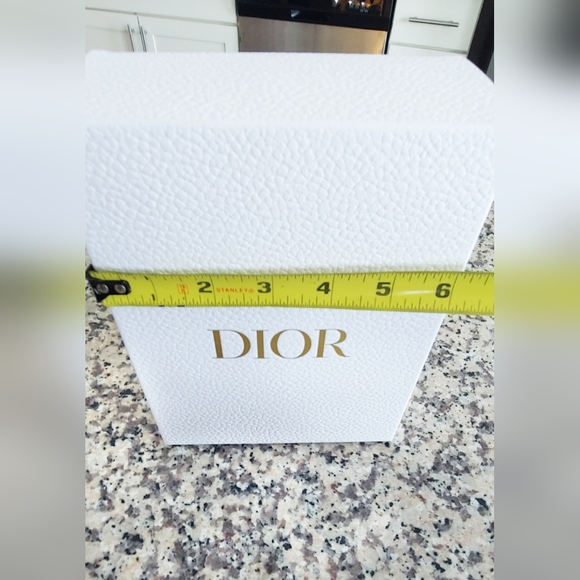 Dior - Textured White Gift Box - Picture 2 of 8
